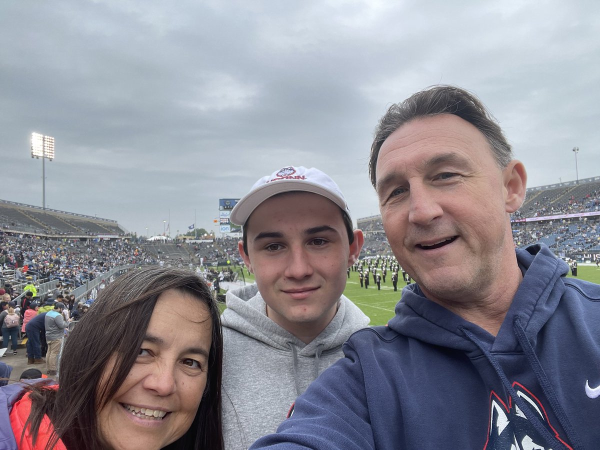 wallyworldyguy's tweet photo. Let’s go huskies!  #BleedBlue https://t.co/uzjtws0bUW
