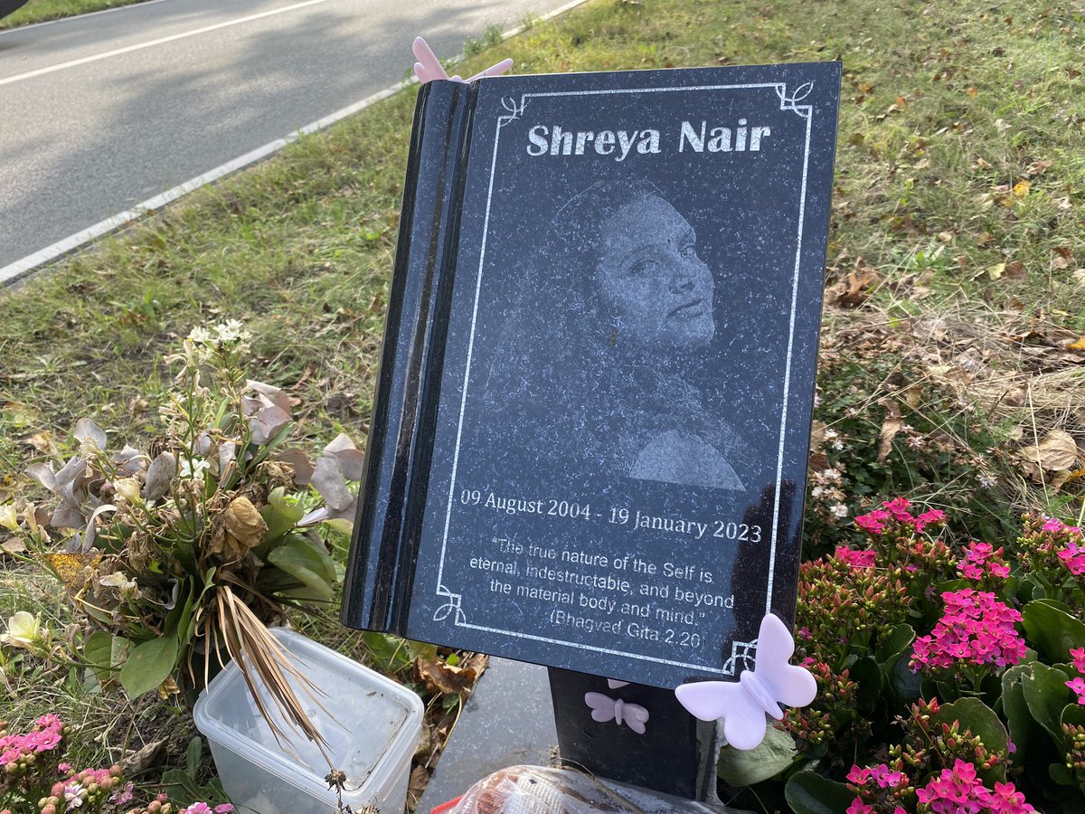 TwitErwin's tweet photo. Ruim 8 mnd later nog weer es in Wageningen langs de plek waar Shreya Nair omkwam door botsing met een busje. Wel een mooie plaquette inmiddels, géén veiligere oversteek. https://t.co/CKwKVop6jk