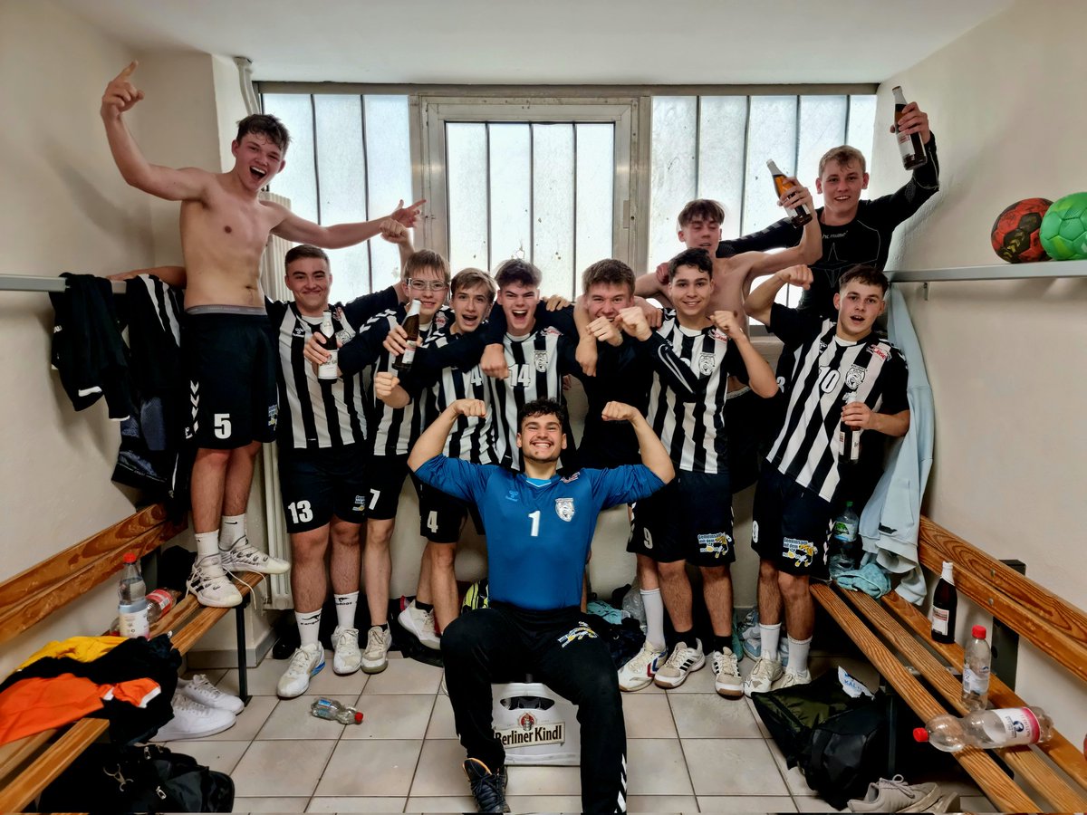 HVL09's tweet photo. Unsere gemeinsame #AJugend mit dem @MTV1910 gewinnt vor heimischen Publikum gegen die #SGUckermark mit 31:30 und arbeitet sich in der #BrandenburgLiga auf Platz 4 vor.

#hvl09 #luckenwalde #handball #handballplayer #handballpassion #pelikan #handball_luckenwalde #wünsdorf #wölfe https://t.co/Ph2MrT112z