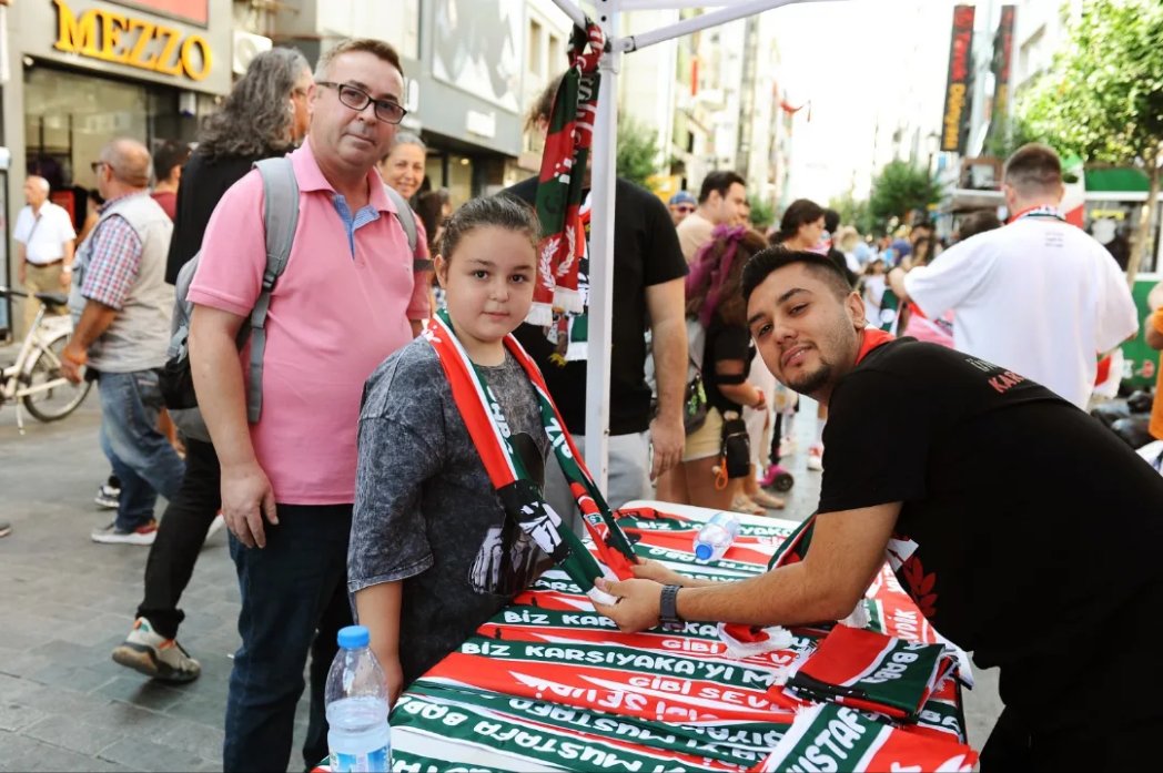 Köklü kültürümüzün nesilden nesile aktarılmasını ve değerlerimizin yaşatılmasını önemsiyoruz. 

Üniversiteli Karşıyakalılar Birliği yakın zamanda vefat eden Karşıyaka’mızın sembol ismi Mustafa Baykara, nam-ı diğer Bir Baba Hindi Mustafa için atkı yaptırdı.

Atkılar belediyemizin