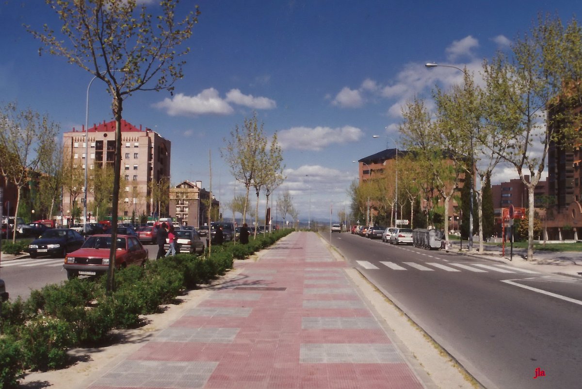 trescanteando's tweet photo. Hablando de la ZBE, se me ocurre una idea. ¿Os acordáis del carril central de las Avdas. de Colmenar Viejo y de Viñuelas? Acabó usándose como aparcamiento, pero su función original era mucho más visionaria.

🧵sobre lo que una ZBE puede aprender del diseño original de #TresCantos https://t.co/uzwIQMlQhs