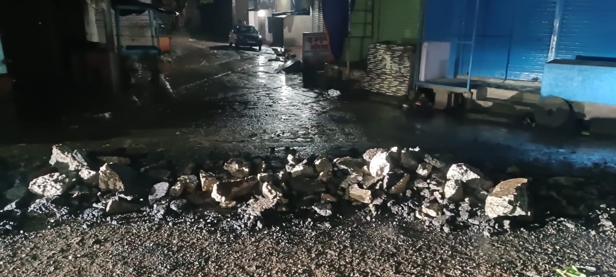 Nitish91Ag's tweet photo. @purnimaasingh @RaginiSingh7007 @pnsinghdhanbad @dc_dhanbad this is the site of lakshmania more jharia. The condition is so pathetic that if there would be any emergency,one cannot pass through our home.plz take proper action on the same.concerned authorities must be reminded. https://t.co/iqbUxtTTqX