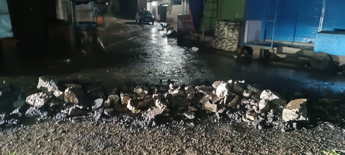 Nitish91Ag's tweet photo. @purnimaasingh @RaginiSingh7007 @pnsinghdhanbad @dc_dhanbad this is the site of lakshmania more jharia. The condition is so pathetic that if there would be any emergency,one cannot pass through our home.plz take proper action on the same.concerned authorities must be reminded. https://t.co/iqbUxtTTqX