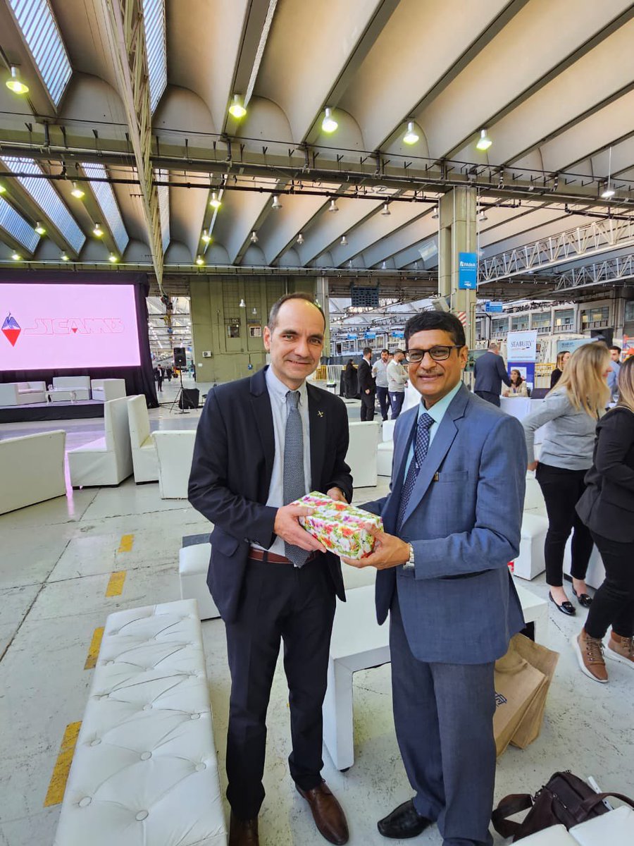 Indembarg's tweet image. Delegación de alto nivel de @HALHQBLR India🇮🇳 se unió al evento de la industria aeroespacial organizado por #FAdeA &amp;amp; @MindefArg y presentó sus capacidades, destacando aviones de combate #TEJAS &amp;amp; helicópteros y renovó su fuerte intención de colaborar con Argentina🇦🇷 
@dineshbhatia