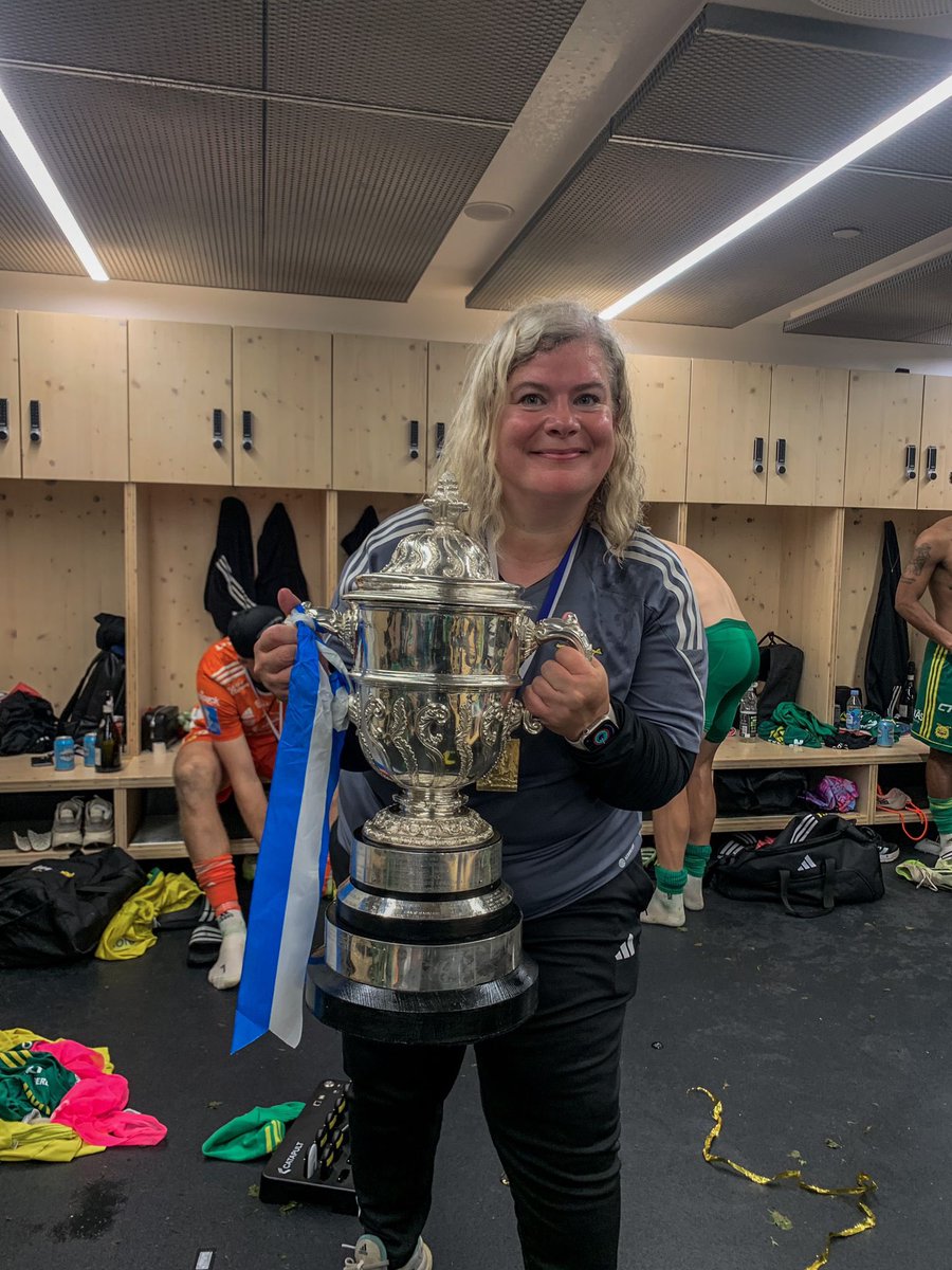 HeliRekimies's tweet photo. Peruslauantai. @IlvesEdustus Suomen Cup mestari 2023 
Ehkä ainoo naisvalmentaja, joka on voittanu miesten @SuomenCup mestaruuden kahdesti  mahtavan jengin kanssa. Ticotoco ja rairai nyt💛💚 https://t.co/NQE8gEFfLE