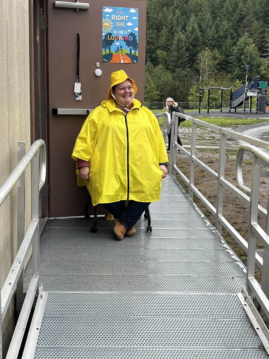 DEE_Explorers's tweet image. We wanted to share an inspiring initiative happening at our school that makes our mornings brighter! We focus on starting the day with positive greetings at the door. Our goal is for student to know they are seen, valued, and supported at DEE— rain or shine!🥰🚪👋🏾