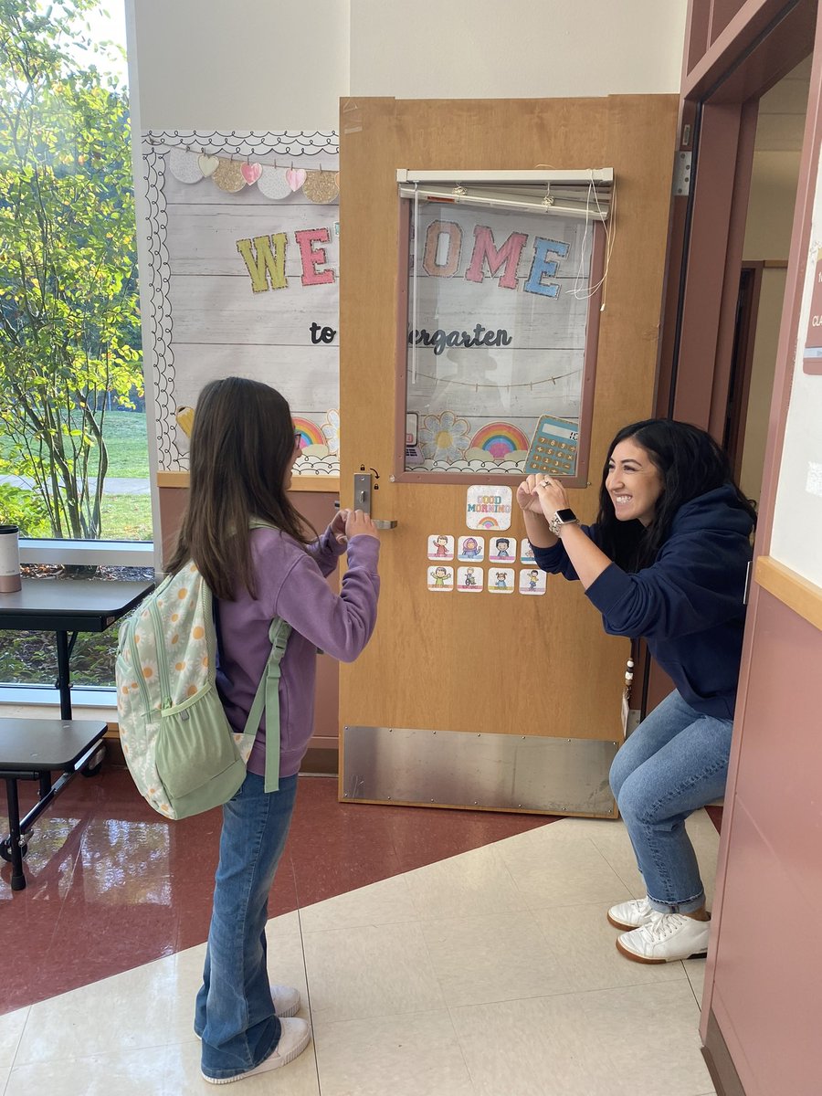 DEE_Explorers's tweet image. We wanted to share an inspiring initiative happening at our school that makes our mornings brighter! We focus on starting the day with positive greetings at the door. Our goal is for student to know they are seen, valued, and supported at DEE— rain or shine!🥰🚪👋🏾