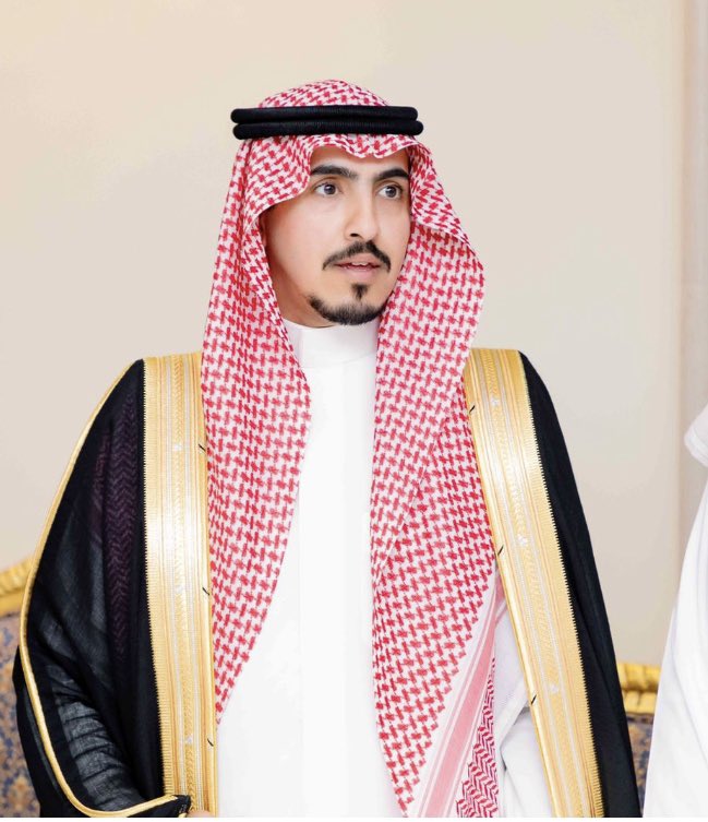 SAUD_S_H_B's tweet photo. *اهداء للاخ سعد بن سند آل علي من الشاعر / فريح بن عبدالله المسندي المسعودي *

الطيب للطيّب عـــــلامه وعــــــنوان 
والمرجله ضلعٍ طويـــــل وعالـــــــي 

ومن يكسب النّوماس يجزى بالاحسان
متعودٍ مـــــــــابين عـــــم وخالـــي 

سعد سليل المجد ياذرب الايمـــــان 
ابن علي زيزوم كــــــل الفعــــــــالي

اســـــمن يهز الارض حضرٍ وبـــدوان 
والناس تسمع به جنــــوب وشــمالي 

مركز صخى وعلوم وافعال شجعــان 
والطيب للطيّب قريب المـــــنالـــي

ماهي غريبه وقفتك يـــــاكــــحيلان 
يالنادر اللي صرت مضـــــرب مثالـي 

والفعل يبقى واضحٍ طول الازمــــان 
متعلين من فوق روس الجبالـــــــي 

الله يفكك من صــــــواديف الاحزان 
والله يجيرك من غــــــبون الليالــي