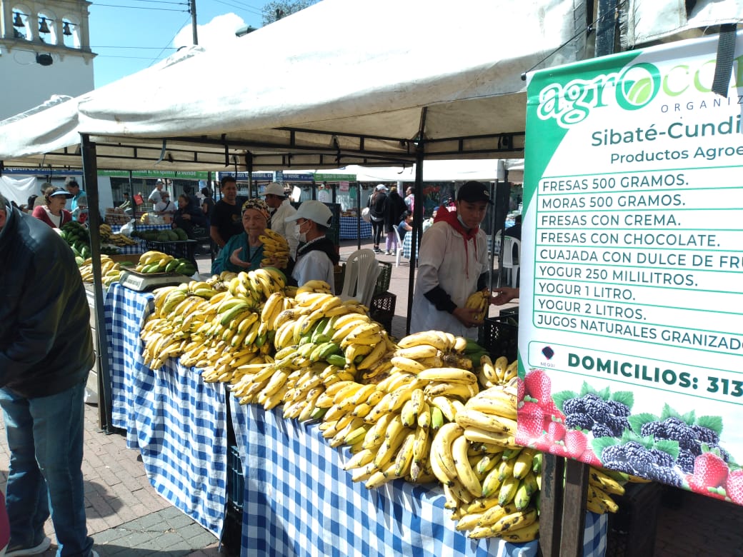 mdoscampesinos's tweet photo. Parque Fundacional de Fontibón, AGROCOMUNAL, SDDE y Alcaldía Local, avanzan con el MERCADO CAMPESINO, como cada sábado..
30 de septiembre 2023
#QuienLoSiembraLoVende #LlevoElCampo #Agrocomunal #ElDeVerdad #CiudadaníaAlimentaria #CeroPlastico #Colombiacontraelhambre https://t.co/kFuhg4FVVP