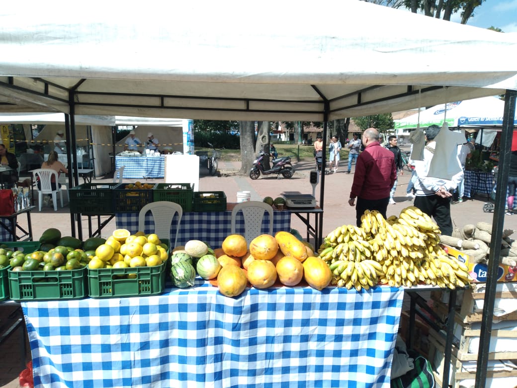 mdoscampesinos's tweet photo. Parque Fundacional de Fontibón, AGROCOMUNAL, SDDE y Alcaldía Local, avanzan con el MERCADO CAMPESINO, como cada sábado..
30 de septiembre 2023
#QuienLoSiembraLoVende #LlevoElCampo #Agrocomunal #ElDeVerdad #CiudadaníaAlimentaria #CeroPlastico #Colombiacontraelhambre https://t.co/kFuhg4FVVP