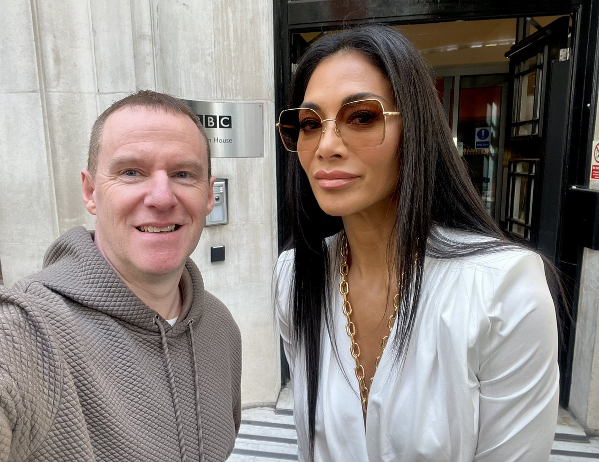 FLYNNTOONARMY's tweet photo. Got to meet the lovely Nicole Scherzinger. Nicole was so nice & made sure she met with everyone who wanted to say hi. Thank you @NicoleScherzy #singer #nicolescherzinger #singer #theatre #dancer #actress #television #pussycatdolls #sunsetbulevard #xfactor #themaskedsinger https://t.co/jYqznoO0NA