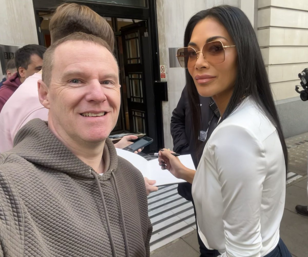 FLYNNTOONARMY's tweet photo. Got to meet the lovely Nicole Scherzinger. Nicole was so nice & made sure she met with everyone who wanted to say hi. Thank you @NicoleScherzy #singer #nicolescherzinger #singer #theatre #dancer #actress #television #pussycatdolls #sunsetbulevard #xfactor #themaskedsinger https://t.co/jYqznoO0NA