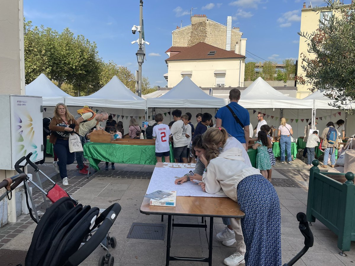 JacquesMyard's tweet photo. Samedi fort actif,visite au #MesnilleRoi à la zone glisse vélo des berges de Seine,conférence au château du professeur #EricAnceau sur Mathilde #Bonaparte,passionnant,visite à la fête de la #Ludotheque,place Maréchal Juin qui a reçu plus de 1400 entrées Bravo aux organisateurs https://t.co/3NRLDhrHf4