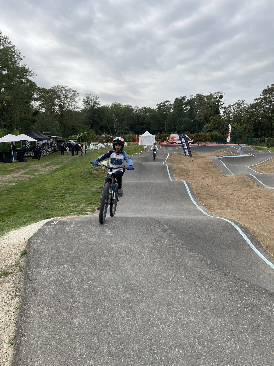 JacquesMyard's tweet photo. Samedi fort actif,visite au #MesnilleRoi à la zone glisse vélo des berges de Seine,conférence au château du professeur #EricAnceau sur Mathilde #Bonaparte,passionnant,visite à la fête de la #Ludotheque,place Maréchal Juin qui a reçu plus de 1400 entrées Bravo aux organisateurs https://t.co/3NRLDhrHf4