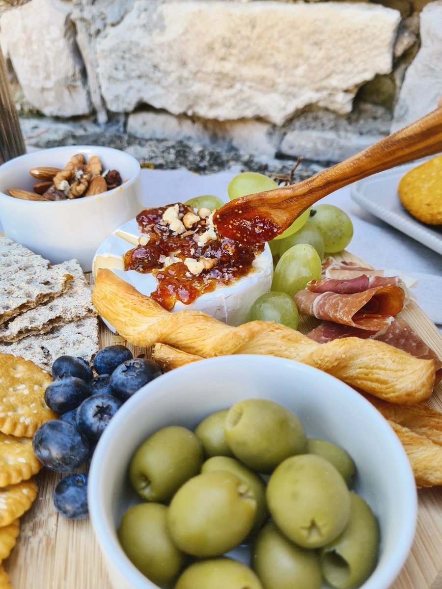 You can never go wrong with charcuterie boards, regardless of how simple they are.

...especially if you add Dalmatia fig spread to the mix! 😆🧡