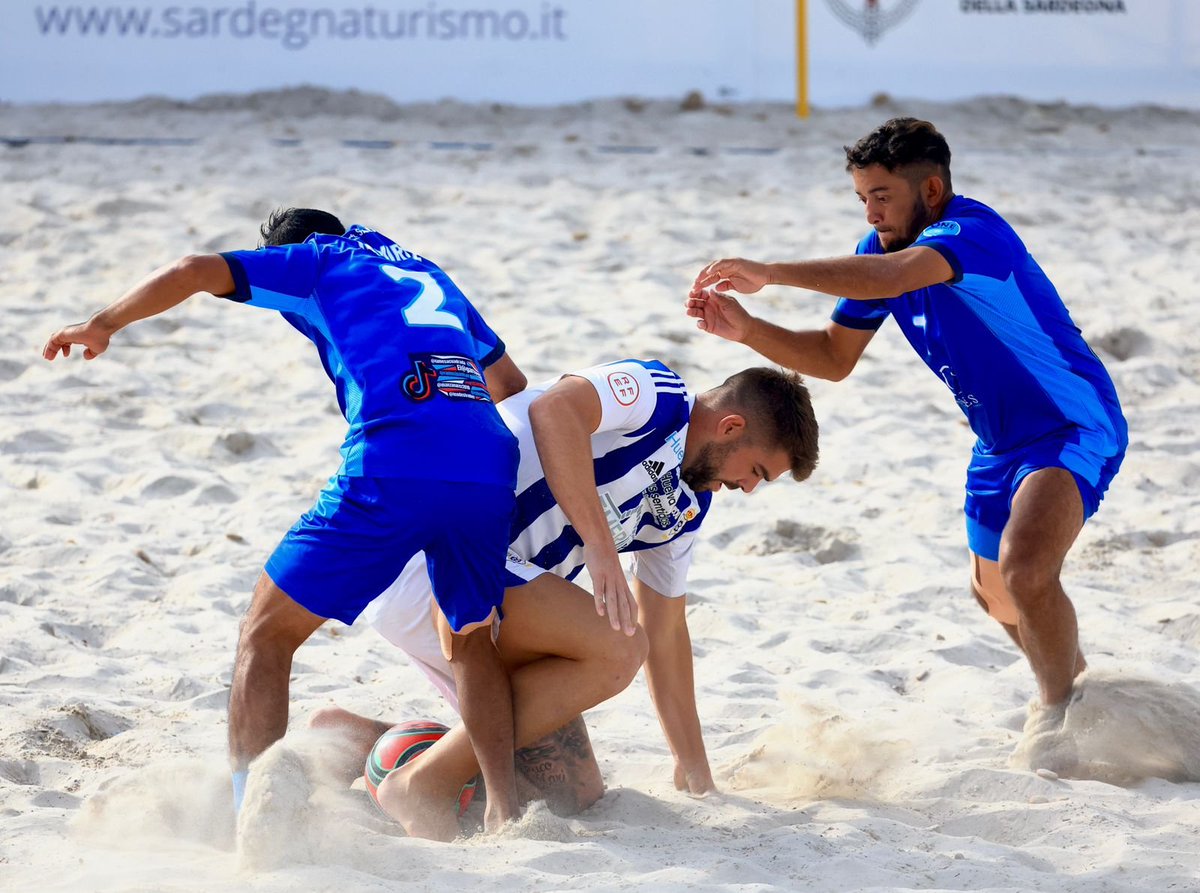 ChambitaMonge's tweet photo. Por el quinto lugar

El equipo masculino de la Barra de Santiago disputó 2 partidos este sábado en #WorldWinners23 #Alghero

Por los cuartos de final cayó 3-6 ante ASD Nápoles y luego en el partido contra Recreativo Huelva empató 6-6 y se impuso en los penales 6-5.

Mañana concluirá su participación en busca del quinto puesto.

Fotos cortesía @indeselsalvador