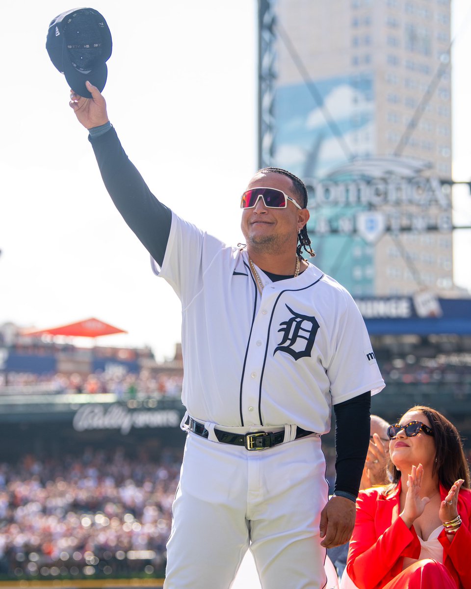 RoberthEperez17's tweet photo. Es muy hermoso ver cómo le han rendido homenajes a Miguel Cabrera a lo largo de la temporada. Especialmente estos en Detroit. 

Deja claro lo legendario que es y la imborrable huella que dejó.

Miggy es un orgullo para toda Venezuela. https://t.co/DnnL952iUK