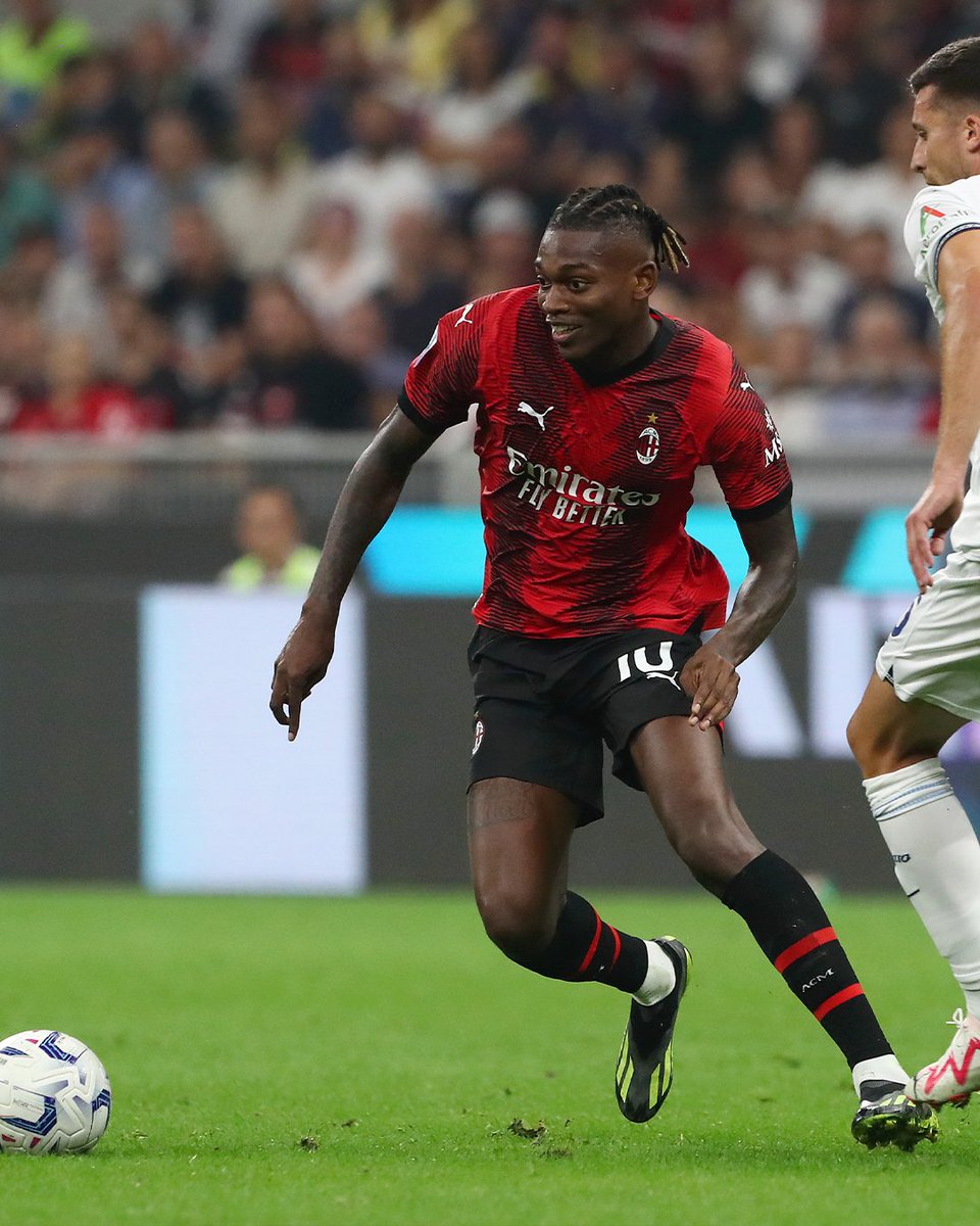 SerieA_EN's tweet photo. Rafael Leão has been involved in at least one goal in five consecutive home appearances 𝗳𝗼𝗿 𝘁𝗵𝗲 𝗳𝗶𝗿𝘀𝘁 𝘁𝗶𝗺𝗲 in the big-5 European leagues.

🏄🇵🇹 https://t.co/aSYCEVmCfy