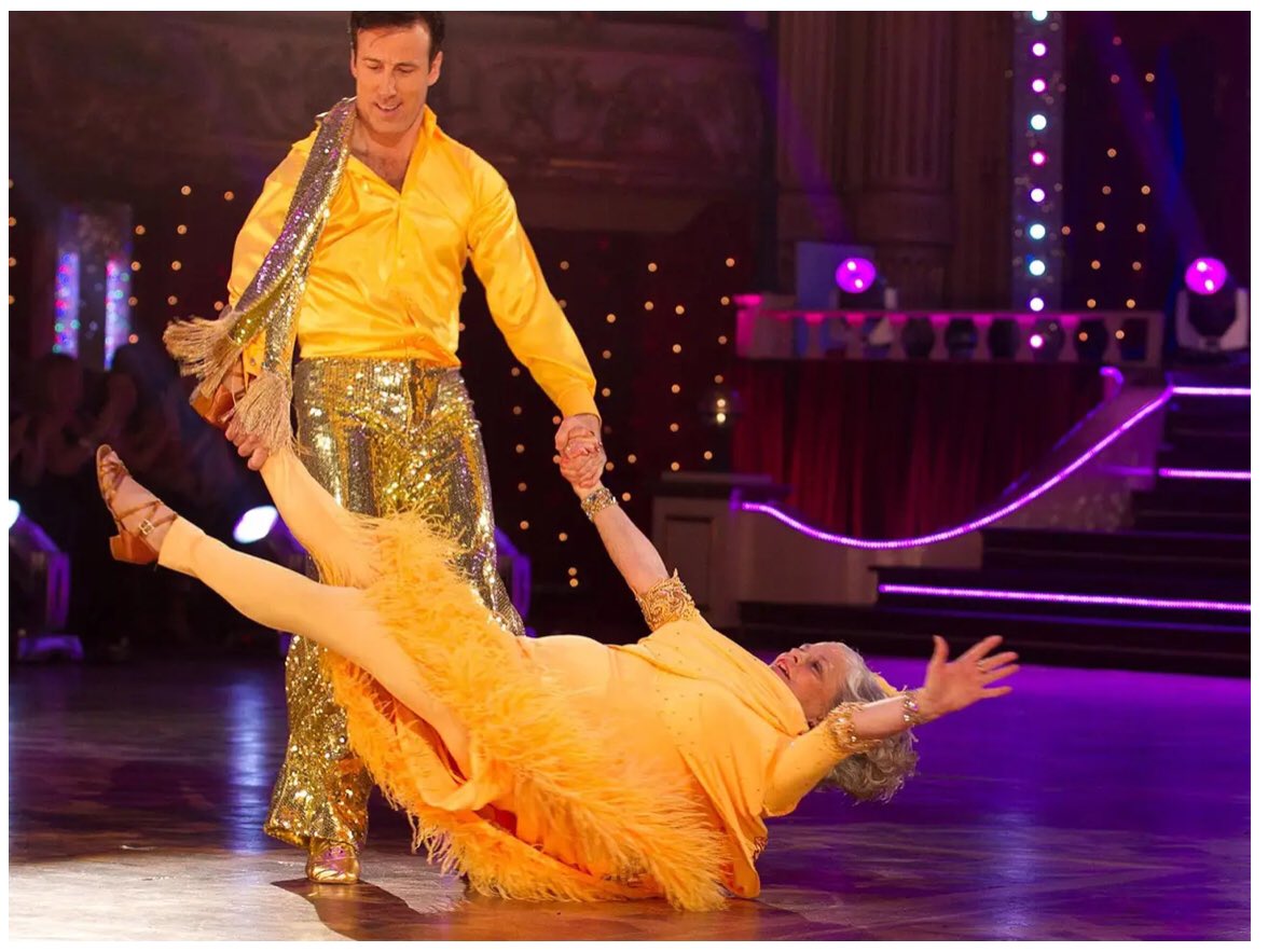Jesus wept! Les Dennis doing the samba is going to be this years Anne Widecombe isn’t it 😭

 #Strictly #StrictlyComeDancing