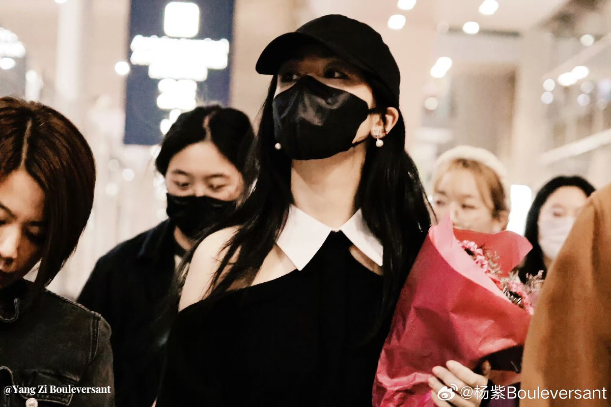 📸 230930 #YangZi arrival in Paris for #ParisFashionWeek2023 🛬

She has changed into her second <a href="/MaisonValentino/">Valentino</a> outfit ❤️

#YangZiInParis 

©杨紫bouleversant