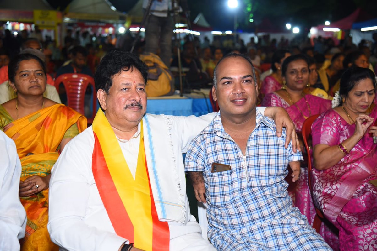 HRGaviappa's tweet image. ದಿನಾಂಕ 29/09/2023 ರಂದು  news ಕನ್ನಡ18 ರವರ ಕರುನಾಡ ಹಬ್ಬ 2023 ಕಾರ್ಯಕ್ರಮಕ್ಕೆ ವಿಜಯನಗರ ಕ್ಷೇತ್ರದ ಶಾಸಕರಾದ ಶ್ರೀ ಹೆಚ್ ಆರ್ ಗವಿಯಪ್ಪ ಅವರು ಚಾಲನೆ ನೀಡಿದರು ಈ ಸಂದರ್ಬದಲ್ಲಿ ವಿಜಯನಗರ ಜಿಲ್ಲಾ  ಡಿಸಿ, ಎಸ್ ಪಿ, news ಕನ್ನಡ 18 ಸಿಬಂದಿ ಹಾಗೂ ನಾಗರಿಕರು ಭಾಗಿಯಾಗಿದ್ದರು.
#vijayanagar #hrgaviyappa #hospet #hampi