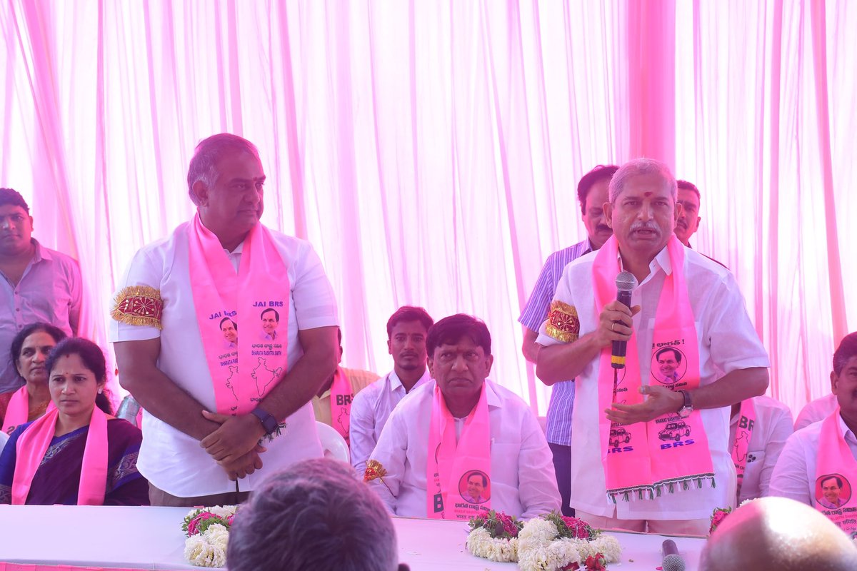 vinodboianpalli's tweet photo. సిరిసిల్ల రాజన్న జిల్లా వేములవాడ అసెంబ్లీ నియోజకవర్గ భారత రాష్ట్ర సమితి ( బి ఆర్ ఎస్ ) విస్తృత స్థాయి సమావేశం ఈరోజు సంగీత నిలయంలో విజయవంతంగా జరిగింది. ఈ సమావేశంలో ప్రస్తుత ఎమ్మెల్యే చెన్నమనేని రమేష్ బాబు గారు, వచ్చే అసెంబ్లీ ఎన్నికల బీ ఆర్ ఎస్ పార్టీ అభ్యర్థి చల్మెడ లక్ష్మీనరసింహరావు గారు సహా అన్ని స్థాయిల ప్రజా ప్రతినిధులు, పార్టీ నాయకులు, కార్యకర్తలు పాల్గొన్నారు. వచ్చే అసెంబ్లీ ఎన్నికల్లో బీ ఆర్ ఎస్ పార్టీని మూడవసారి రాష్ట్రంలో అధికారంలోకి తీసుకొని రావడమే లక్ష్యంగా ప్రతి ఒక్కరూ కష్టించి పనిచేయాలని ఈ సందర్భంగా పిలుపునిచ్చాను.