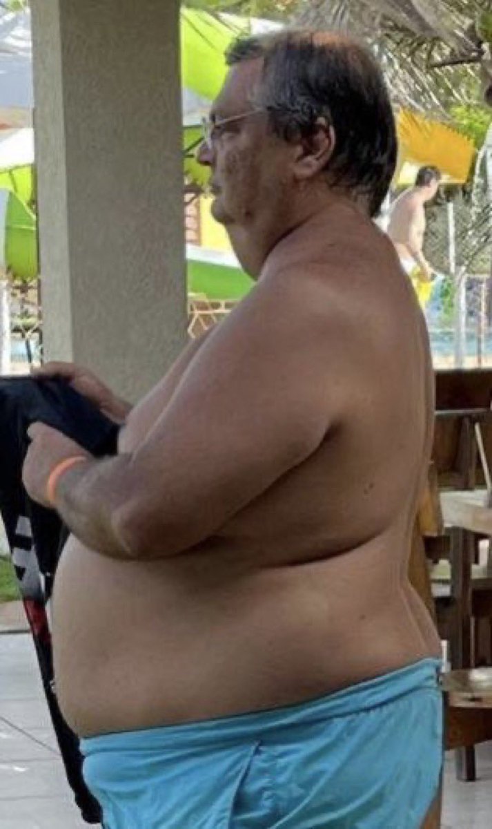 DaniloGentili's tweet photo. Dizem que comunista come criancinha. 
A criancinha que esse aí comeu: https://t.co/cKdu7IAI5K