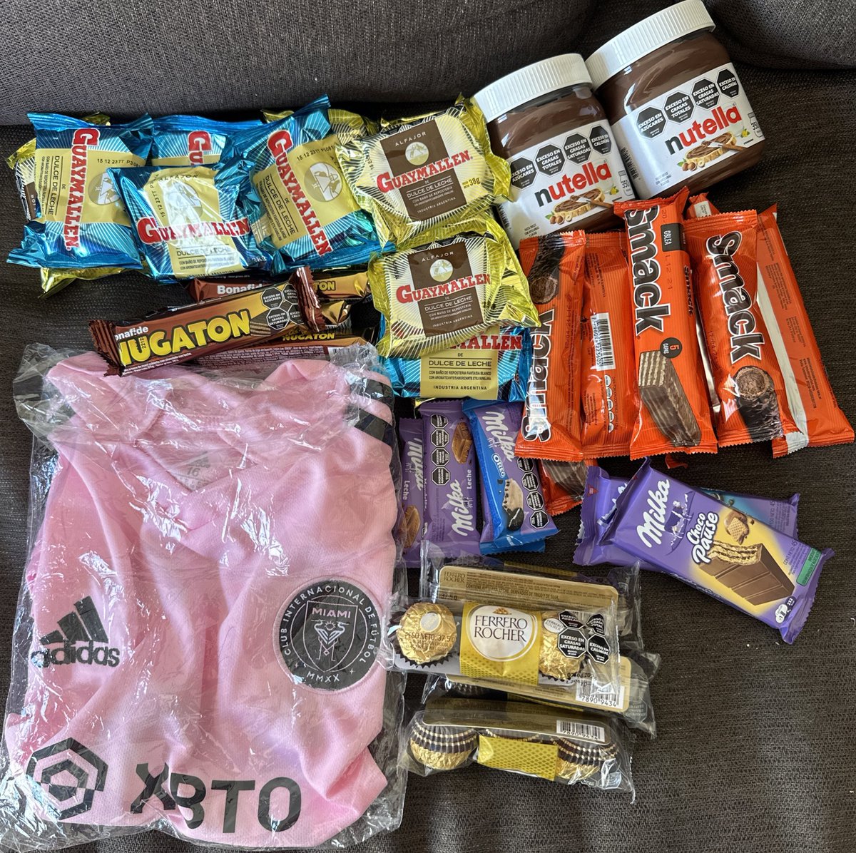 RubbyCobain's tweet photo. Una amiga que vive en Venezuela: 

“Tengo 20 dólares, ¿tú crees que me alcance para una camiseta de Messi y chucherías?”

Yo: Tranqui chamita 😎 https://t.co/JVcM9GHA0u