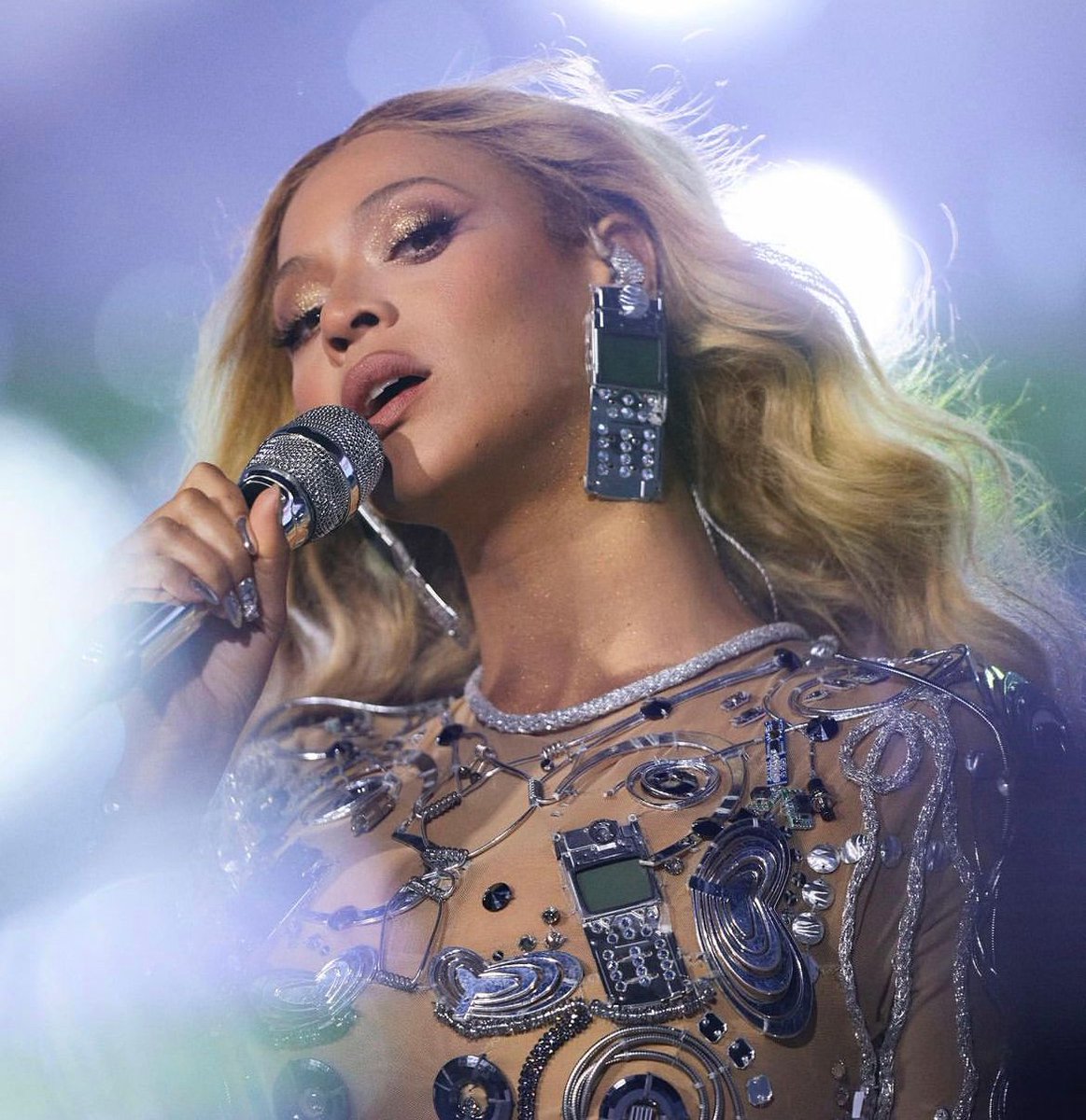 PopCrave's tweet photo. The Renaissance World Tour concert film will reportedly release in theaters this December, DEADLINE reports. https://t.co/JZAxKM6xVw