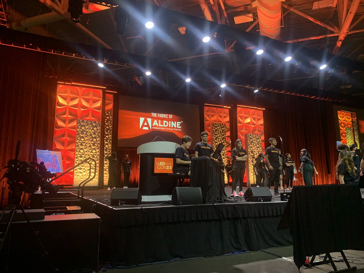 mskochart's tweet photo. Go Jade!! she represented @CarverHS_AISD as part of the Fabric of Aldine, as a live painter during the performance at @tasbnews TASA/TASB Conference in Dallas. Always makes me happy to accompany you and see you excel. ❤️🤠 @AldineArt #MyAldine @CarverVisualArt @drgoffney https://t.co/OyeXLNqWdC