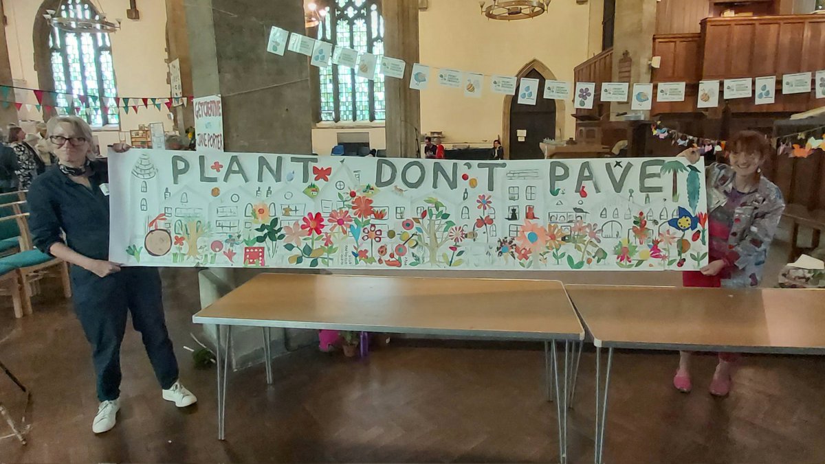 And here's the final result - we love it! ❤ Many thanks to @TheJanePorter for organising such a wonderful activity and to everybody who took part! #PlantDontPave #SouthfieldsGrid #SW18