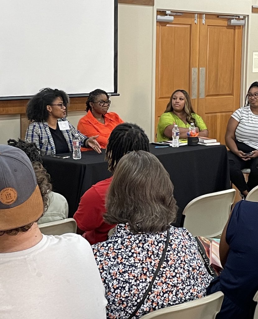 @reginablkwrites and @nikkipaynebooks are at the CALS Rock It! Lab to discuss their books (The Art of Scandal and Pride and Protest, respectively) in downtown #LittleRock with a room of romance readers, and there’s already been a Young and the Restless reference 🫰🏾