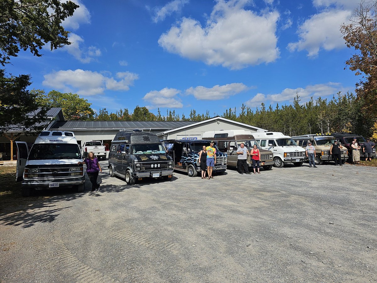 chipmunksrvlife's tweet image. Ran into some friends at my favorite event park! 

#customvans #vanning #fun with friends