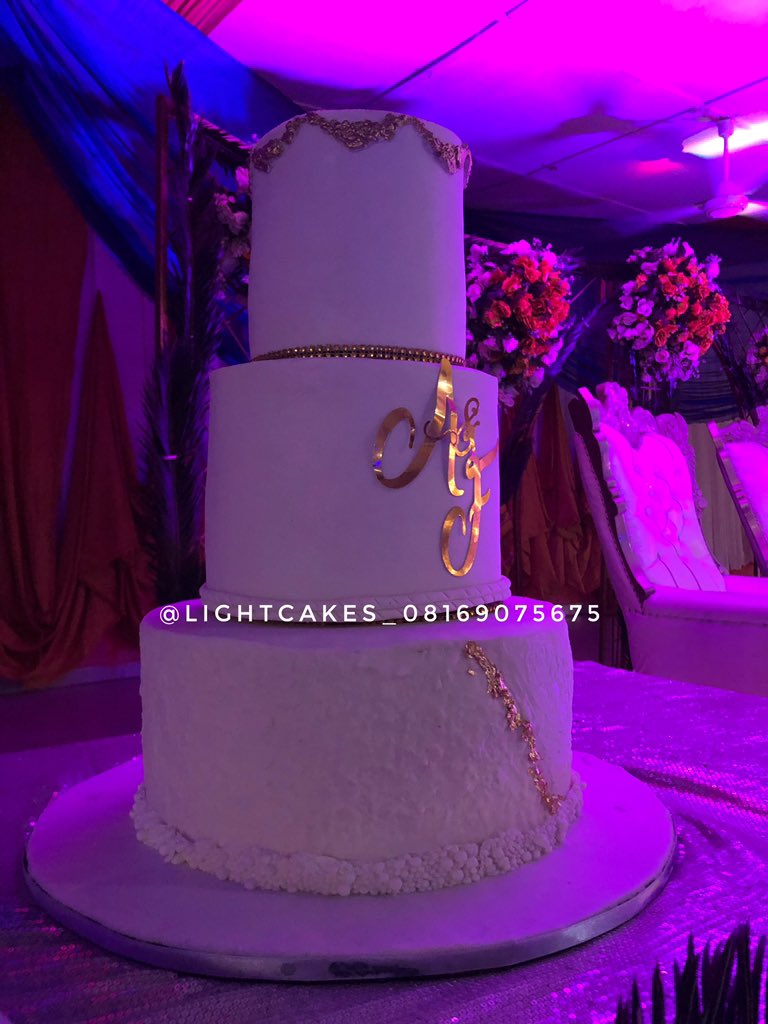 Lightcakes_'s tweet photo. Dear October bride and celebrants, kindly trust us with your big day and see us bring the most exclusive and yummy treat yet elegant piece of edible art to your party.🥰🥰🥰#SheMustBeObeyed #Pyhna #akurehowfar #akurebaker #cakesinakure https://t.co/KHzBstlzQA