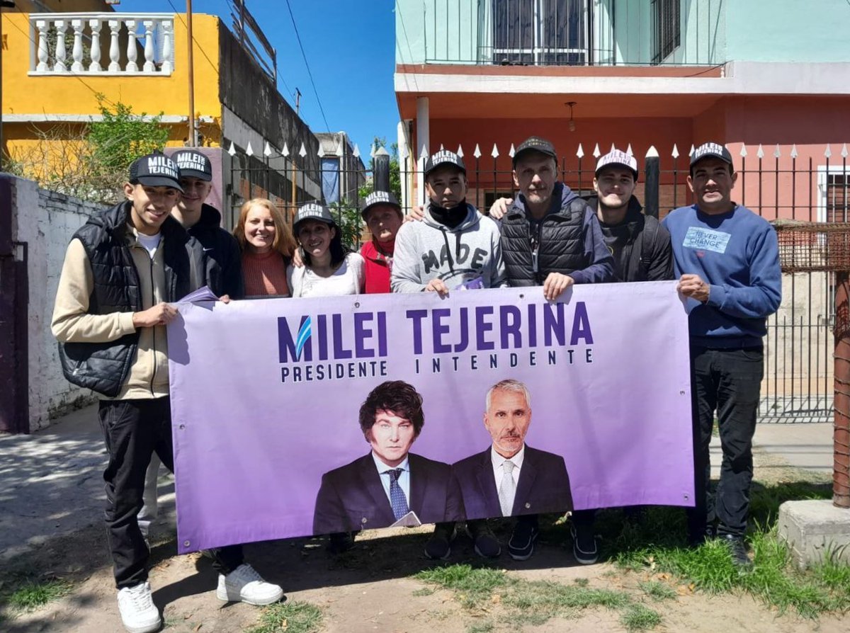 TIVEOK's tweet photo. #HOY

#Timbreo de #vecinos de #RemediosDeEscalada y #PabloPodestá junto @RicarTejerina recorriendo el barrio.

#RicarTejerinaINTENDENTE
#MileiPRESIDENTE

#LaLibertadAvanza
#VLLC https://t.co/g1ZfN8DA8U