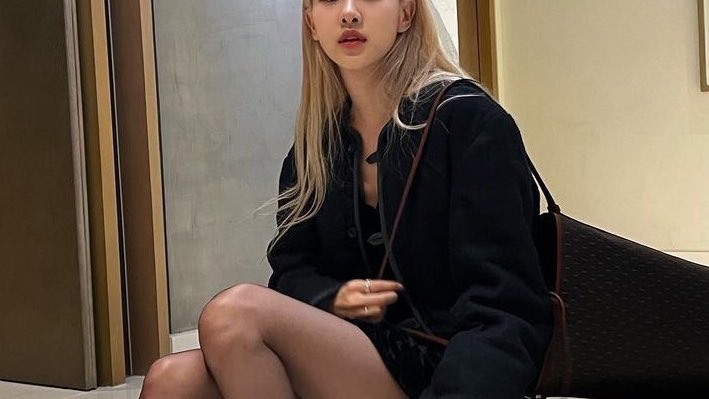 VILE97PCH's tweet photo. ㅤ
 ㅤㅤ
              ⿻    GUIA    ⌗     SNS UPDATE
              1OO1         ╱      오전 7시 2O분
              ☰ hello, upper east siders. 💋 

 ㅤㅤ https://t.co/Hm2j9gs49l