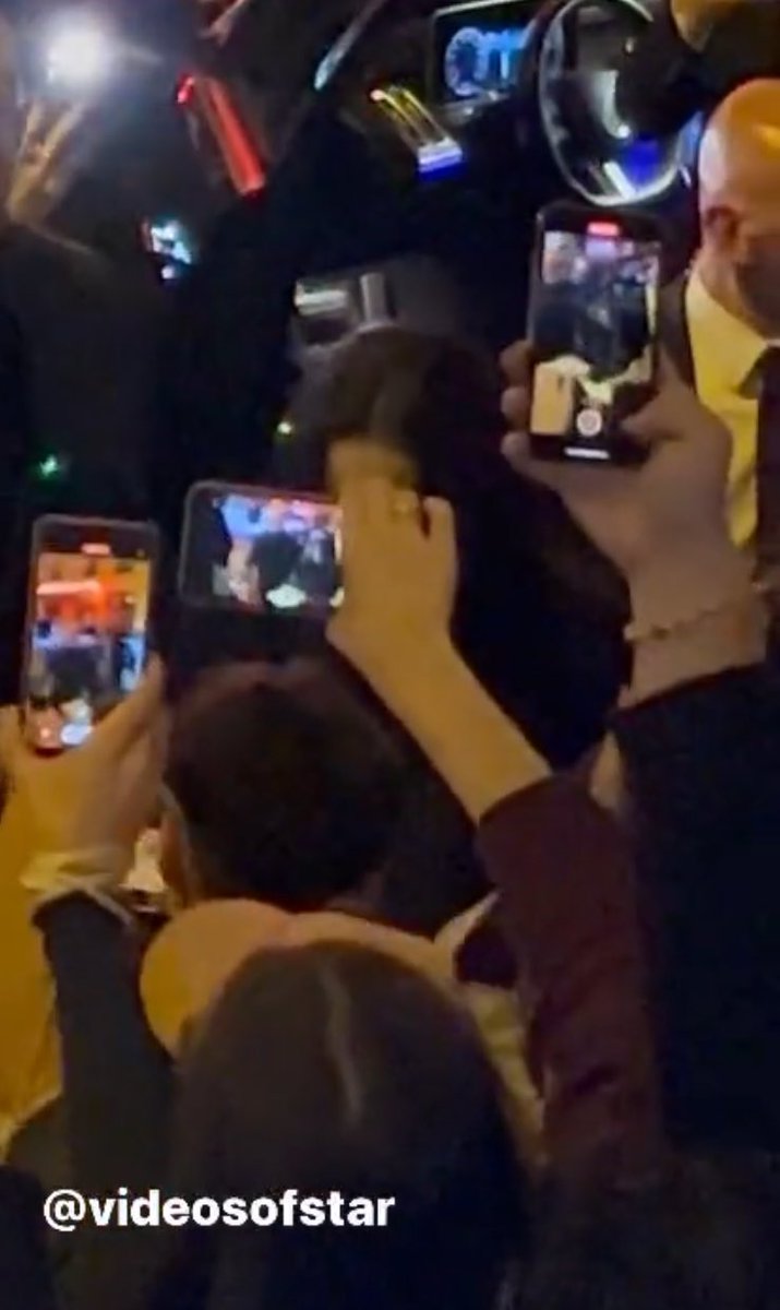 Creative Director and Executive Producer of <a href="/crazyhorseparis/">CRAZY HORSE PARIS</a> <a href="/AndreeDeiss/">Andree Deissenberg</a>, proudly recording #LISA while she interacts with fans!

LALISA AU CRAZY SHOW 
#LISAxCRAZYHORSEPARIS <a href="/BLACKPINK/">BLACKPINKOFFICIAL</a>