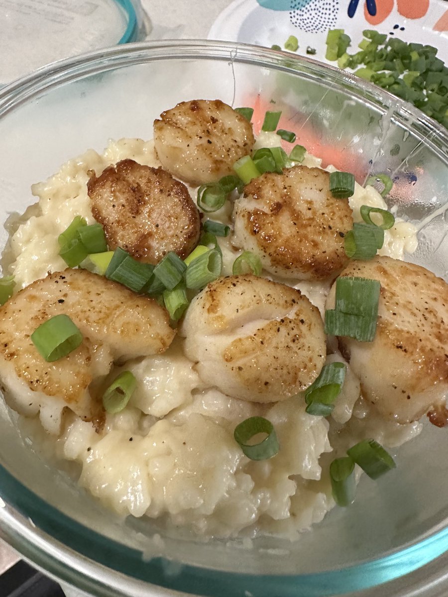I made scallops and risotto for dinner and it’s so good 😩