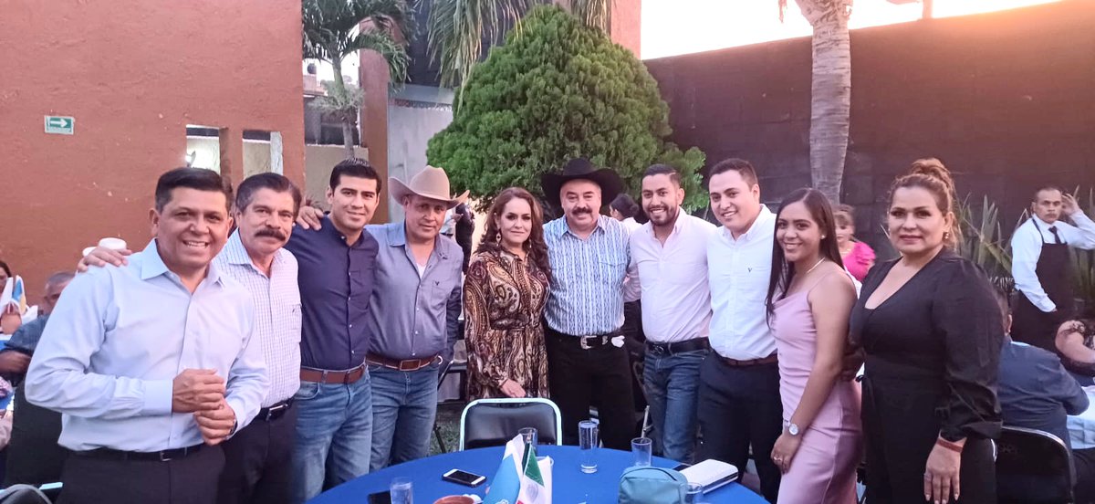 gustavomaciasz's tweet photo. Muchísimas felicidades al Presidente de Tequila #PonchoMagallanes por su segundo informe de actividades 👏 👉
Mil gracias a quienes nos acompañaron 🤗🤗🤗🤗
@AccionNacional 
@diputadospan 
@AnalauraSanV 
@ClaudiaMurguia_ https://t.co/xuexQadUTg