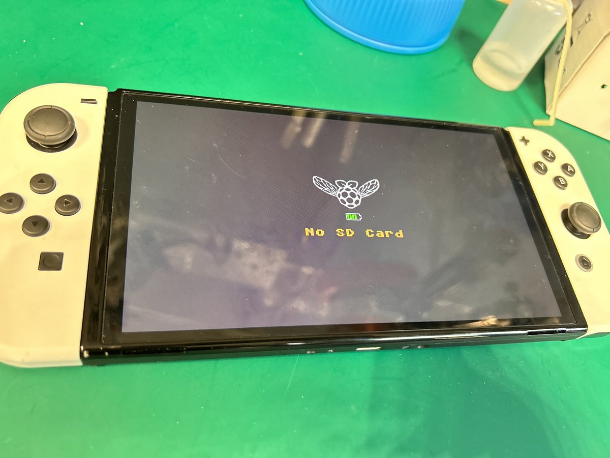 Salut ☺️

Juste pour vous dire que je lance officiellement le modding sur tout les modèles de switch v1 patché , v2 , oled et lite 

Pour plus d’informations go mp !

Rt grandement apprécier 🔄❤️