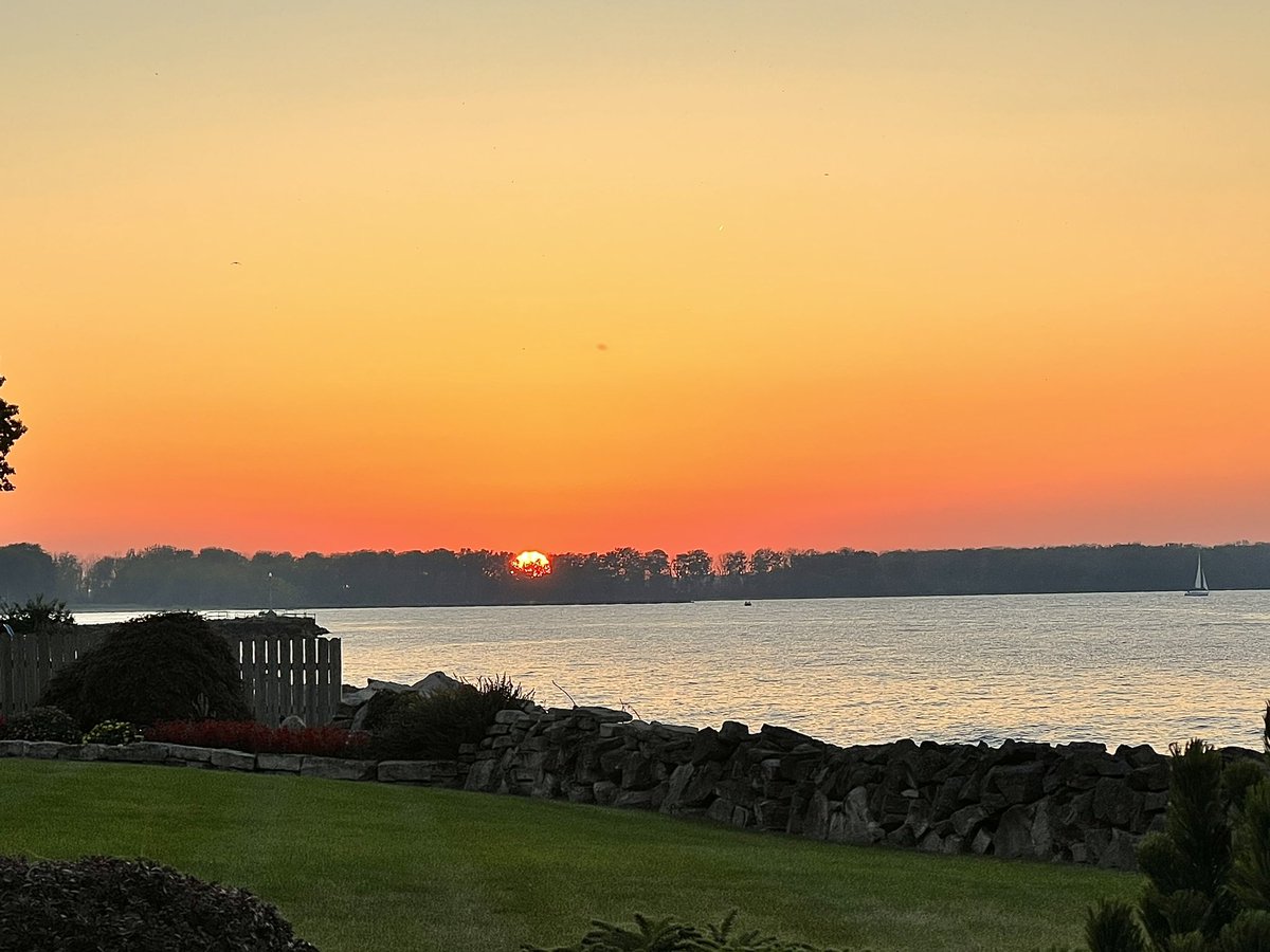 Last sunset of September. #lakesideohio #lakesidesunset #shoresandislands #lakeerielove