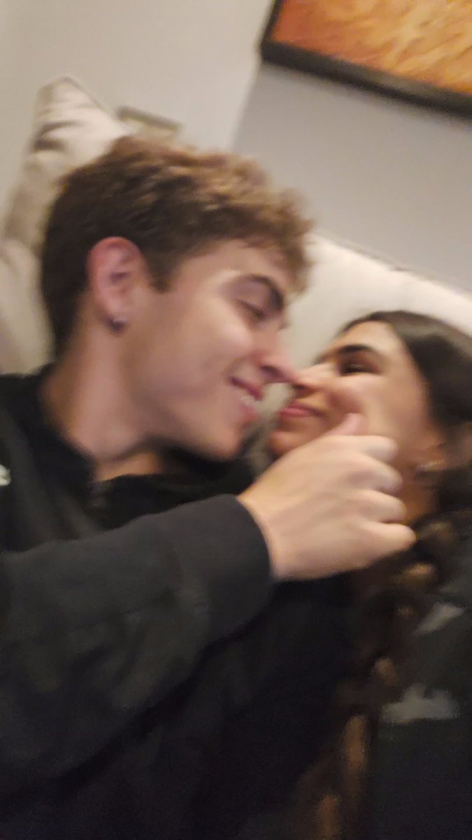 laurkive's tweet photo. amor da minha vida @lllemonge https://t.co/o8AiKavQ6h
