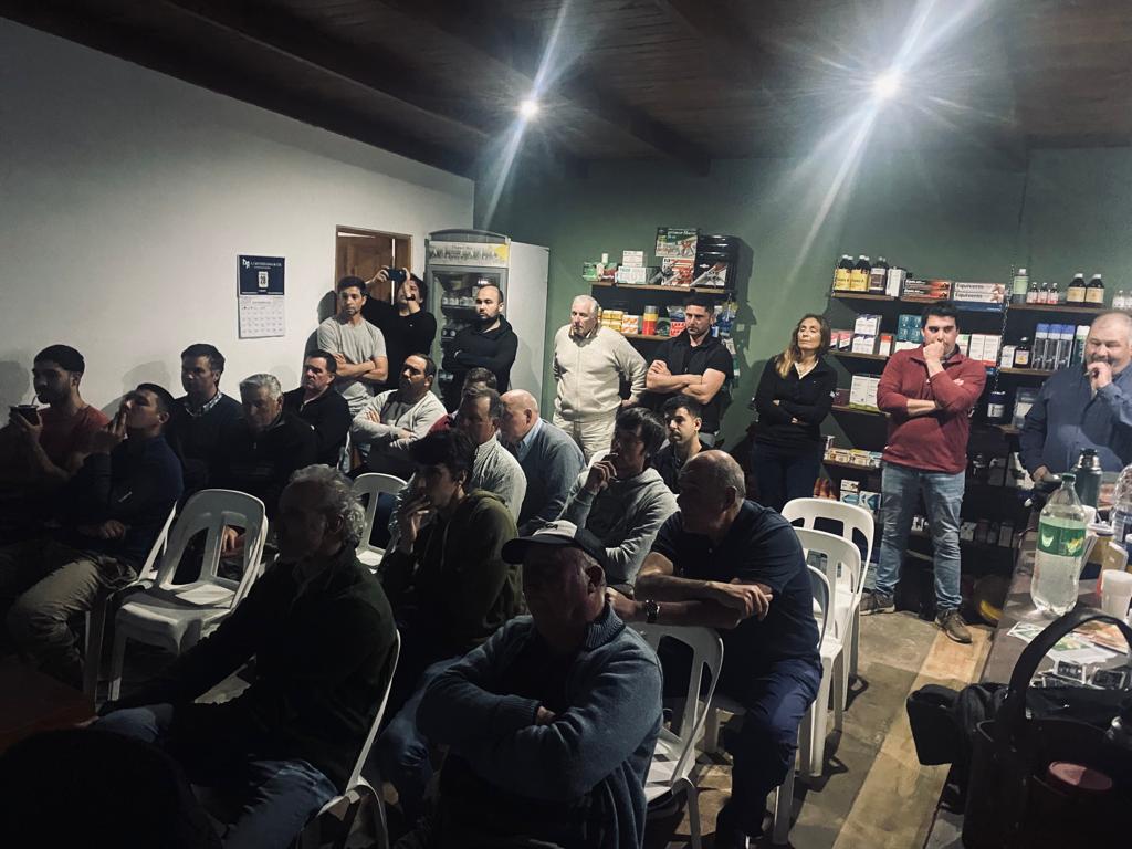 Martinpacheco13's tweet photo. Charla técnica  con productores zonales junto a Errazuri  en chillar ...   se desarrollaron distintos 
correccion de agua, biosoluciones,  estrategias de nutrición, mitigación de estrés. Gran convocatoria @ALZ_Agro https://t.co/4c5ubDK0tv