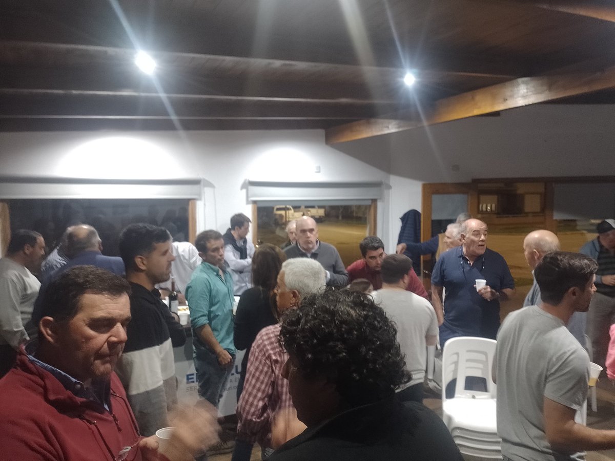 Martinpacheco13's tweet photo. Charla técnica  con productores zonales junto a Errazuri  en chillar ...   se desarrollaron distintos 
correccion de agua, biosoluciones,  estrategias de nutrición, mitigación de estrés. Gran convocatoria @ALZ_Agro https://t.co/4c5ubDK0tv