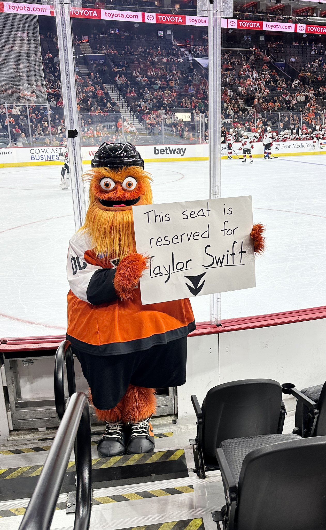 Flyers' Gritty already calls out the Seattle Kraken on Twitter