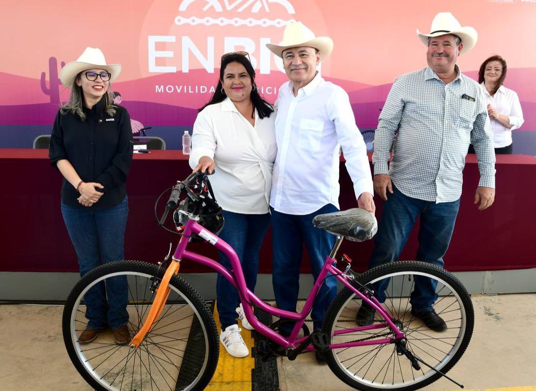 AlfonsoDurazo's tweet photo. Con la entrega de bicicletas y cascos en Bacérac, Huachinera y Bavispe, dimos inicio al programa "EnBici" para ofrecer por primera vez alternativas de movilidad en comunidades rurales. 

Hoy les toca a quienes nunca antes les había tocado. https://t.co/5KMXSZb0TR