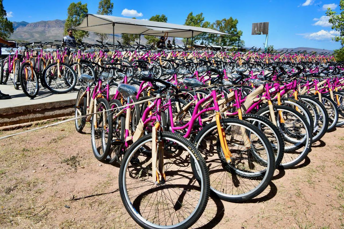 AlfonsoDurazo's tweet photo. Con la entrega de bicicletas y cascos en Bacérac, Huachinera y Bavispe, dimos inicio al programa "EnBici" para ofrecer por primera vez alternativas de movilidad en comunidades rurales. 

Hoy les toca a quienes nunca antes les había tocado. https://t.co/5KMXSZb0TR