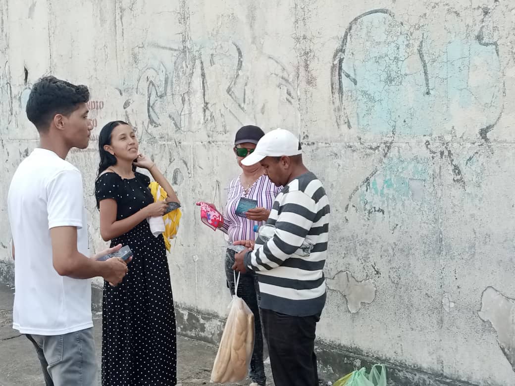 JCaripe1's tweet photo. #30Sep23 | Nosotros seguimos en lo nuestro Promoviendo la candidatura de @prospericarlos en el centro de #Maturin #PquiaSanSimon rumbo a la consolidación de nuestro candidato #Unitario el #22Oct https://t.co/nm7oPUyWwR