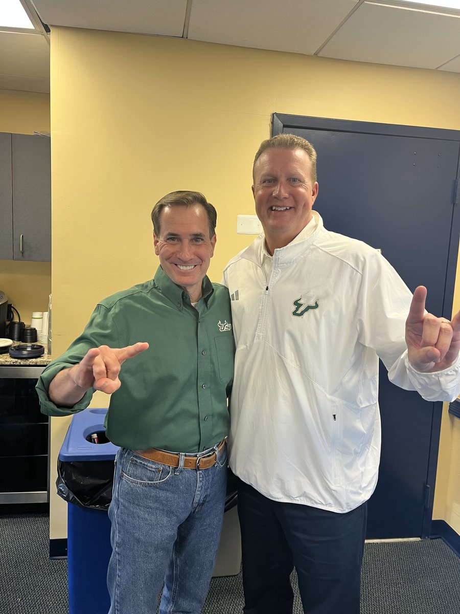 We brought the green and gold to Annapolis this weekend! It was great cheering on <a href="/USFFootball/">USF Football</a> and spending time with #USFalumni, supporters and friends. Thanks to those who traveled from near and far to tailgate together and show off our #BullPride in the stands. #GoBulls🤘