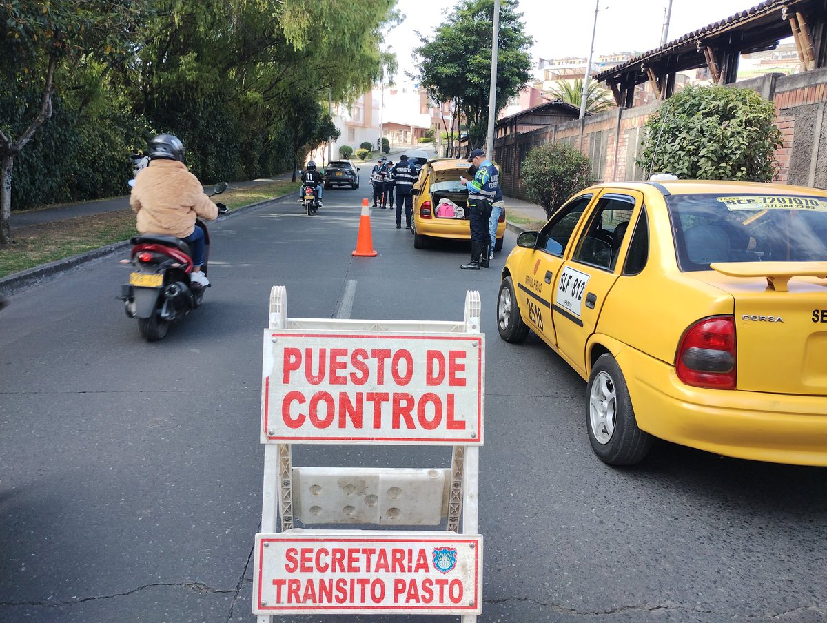 PastoTransito's tweet photo. Personal  @PastoTransito  adelanta operativos de control al transporte público individual de pasajeros tipo taxi, con el fin de garantizar la seguridad del servicio. Se verificaron documentos,  pruebas pasivas con alcohosensores y revisión de extintores. https://t.co/e4QkaKPHjW